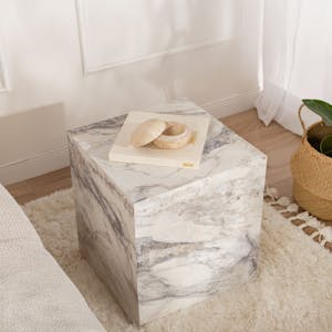 Bout de canapé cube effet marbre blanc - style design MARFA